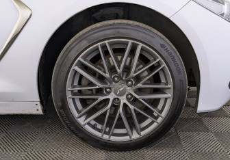 Подержанный автомобиль Genesis G70 2019 года (12 фото)