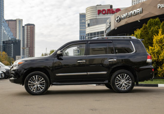 Подержанный автомобиль Lexus LX 2013 года (6 фото)