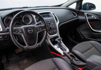 Подержанный автомобиль Opel Astra Hatchback 2013 года (9 фото)