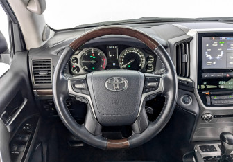 Подержанный автомобиль Toyota Land Cruiser Suv 2015 года (22 фото)
