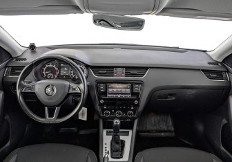 Подержанный автомобиль Skoda Octavia Liftback 2018 года (14 фото)