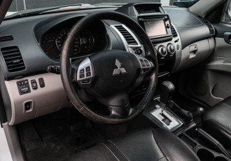 Подержанный автомобиль Mitsubishi Pajero Sport 2015 года (13 фото)