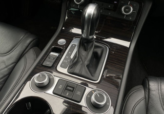 Подержанный автомобиль Volkswagen Touareg 2015 года (25 фото)