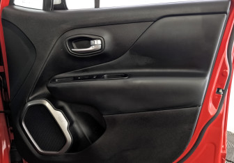 Подержанный автомобиль Jeep Renegade 2018 года (25 фото)