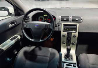 Подержанный автомобиль Volvo S40 2008 года (10 фото)
