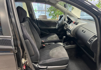 Подержанный автомобиль Honda Jazz 2008 года (17 фото)