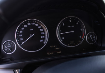 Подержанный автомобиль BMW X5 2015 года (10 фото)