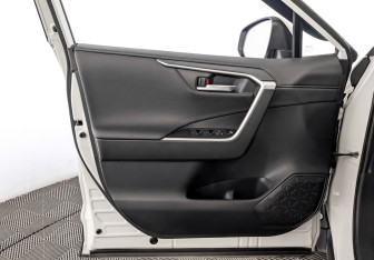 Подержанный автомобиль Toyota RAV4 2019 года (19 фото)