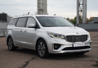 Подержанный автомобиль Kia Carnival 2020 года (3 фото)