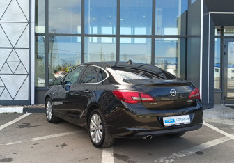 Подержанный автомобиль Opel Astra Sedan 2013 года (7 фото)