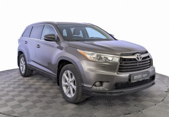 Подержанный автомобиль Toyota Highlander 2014 года (3 фото)