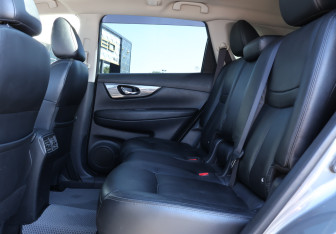 Подержанный автомобиль Nissan X-Trail 2015 года (10 фото)