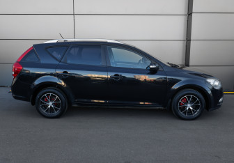 Подержанный автомобиль Kia Ceed Wagon 2010 года (10 фото)