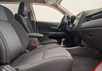 Подержанный автомобиль Mitsubishi Outlander 2018 года (10 фото)