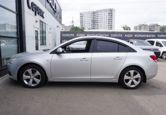 Подержанный автомобиль Chevrolet Cruze Sedan 2010 года (8 фото)
