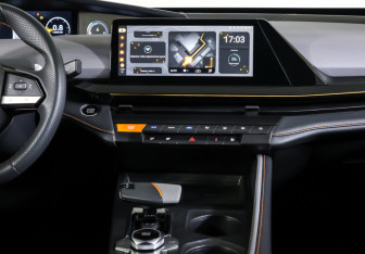 Подержанный автомобиль Changan UNI-V 2023 года (14 фото)