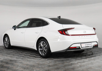 Подержанный автомобиль Hyundai Sonata 2021 года (7 фото)