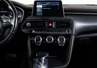 Подержанный автомобиль Genesis G70 2018 года (14 фото)