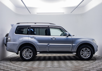 Подержанный автомобиль Mitsubishi Pajero 2012 года (6 фото)