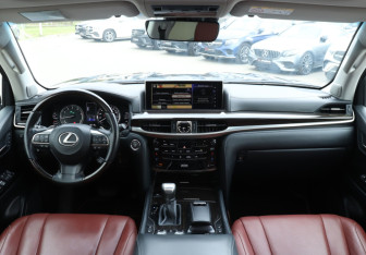 Подержанный автомобиль Lexus LX 2016 года (12 фото)