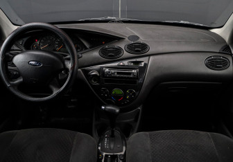 Подержанный автомобиль Ford Focus Sedan 2004 года (11 фото)
