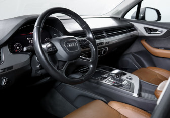 Подержанный автомобиль Audi Q7 2016 года (14 фото)