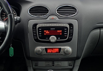 Подержанный автомобиль Ford Focus Hatchback 2010 года (12 фото)