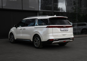Подержанный автомобиль Kia Carnival 2022 года (6 фото)