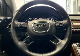 Подержанный автомобиль Audi A8 2015 года (13 фото)