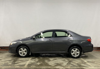Подержанный автомобиль Toyota Corolla Sedan 2011 года (8 фото)