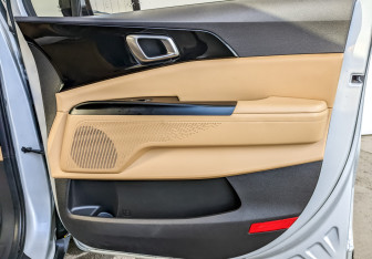 Подержанный автомобиль Kia Carnival 2021 года (24 фото)