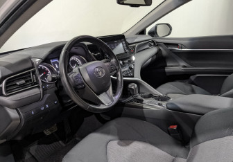Подержанный автомобиль Toyota Camry Sedan 2021 года (15 фото)