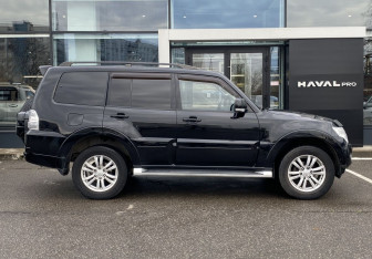 Подержанный автомобиль Mitsubishi Pajero 2011 года (4 фото)