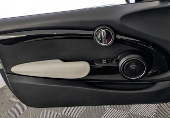 Подержанный автомобиль MINI Hatch 2016 года (18 фото)