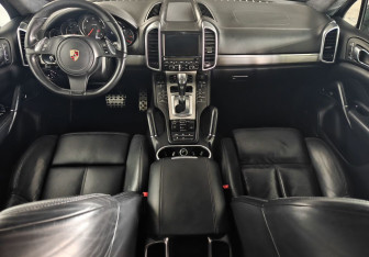 Подержанный автомобиль Porsche Cayenne 2010 года (11 фото)
