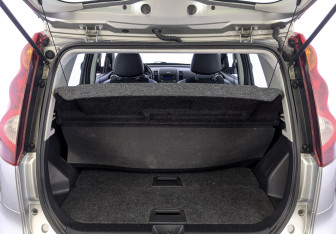 Подержанный автомобиль Nissan Note 2013 года (10 фото)