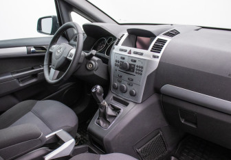 Подержанный автомобиль Opel Zafira Compactvan 2010 года (10 фото)