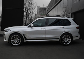 Подержанный автомобиль BMW X7 2019 года (8 фото)