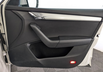 Подержанный автомобиль Skoda Octavia Liftback 2014 года (24 фото)