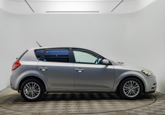 Подержанный автомобиль Kia Ceed Hatchback 2010 года (4 фото)