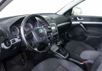 Подержанный автомобиль Skoda Octavia Liftback 2012 года (11 фото)