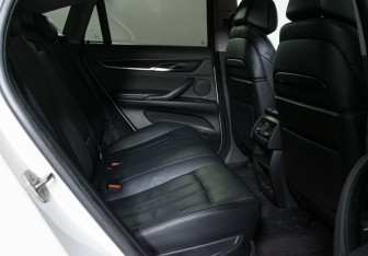 Подержанный автомобиль BMW X6 2015 года (13 фото)