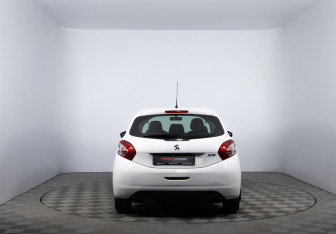 Подержанный автомобиль Peugeot 208 2014 года (6 фото)