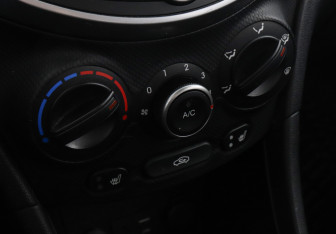 Подержанный автомобиль Hyundai Solaris Hatchback 2015 года (9 фото)