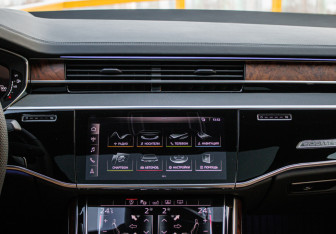 Подержанный автомобиль Audi A8 2019 года (11 фото)