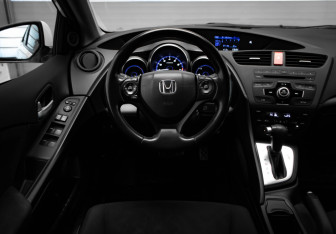 Подержанный автомобиль Honda Civic Hatchback 2013 года (9 фото)