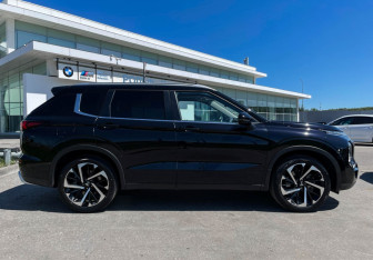 Подержанный автомобиль Mitsubishi Outlander 2023 года (4 фото)