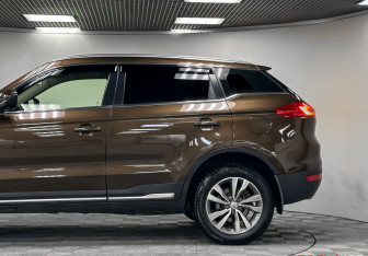 Подержанный автомобиль Geely Atlas 2019 года (25 фото)