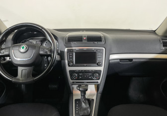 Подержанный автомобиль Skoda Octavia Liftback 2009 года (11 фото)