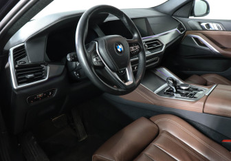 Подержанный автомобиль BMW X6 2022 года (12 фото)